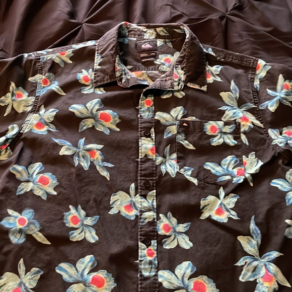 Men’s button down Quicksilver short sleeve shirt - Picture 3 of 4
